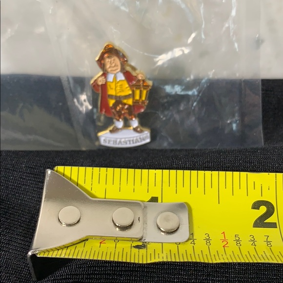 Vintage DEPT. 56 Town Cryer Collectors Pin - Picture 3 of 6